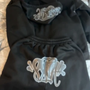 Syna world dress svart - Skön Basic svart dress möts upp i sthockholm