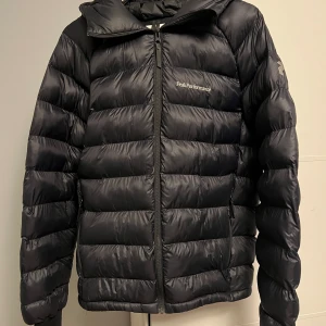Peak performance höstjacka - super snygg jacka som är perfekt till hösten!  Den har en liten defekt men det syns inte så mycket efter som att det är vid luvan, man kan köpa bomulls tejp om man vill och plåstra om den men som sagt det är inget som påverkar utseendet på jackan, nypris 3500kr