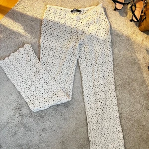 Vita virkade byxor med spetsmönster - Slutsålda, vet inte om jag vill sälja😫