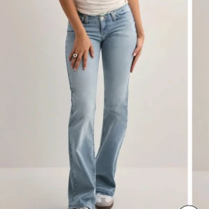 Ljusblå bootcut jeans - Ett par super fina byxor som tyvärr inte passade mig storleksmässigt, har använts 1 gång så nästan nyskick! 🫶🏻🩷