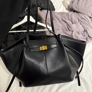 City bag - Super snygg väska från Gina som är slutsåld!! Knappt använd! Den stora modellen i svart!
