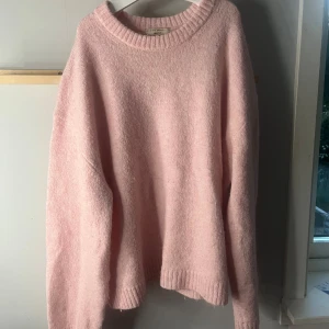 Rosa stickad tröja - Rosa stickad från Gina tricot, premium quality. Köpt för 399, knappt nopprig. 