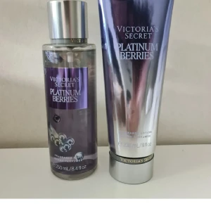 Victoria's Secret Platinum Berries set - Säljer ett set med Victoria's Secret Platinum Berries, innehållande en body mist (250 ml) och en body lotion (236 ml). Båda har en snygg metallic-lila design med silvriga detaljer och bärmotiv. Perfekt för dig som gillar fruktiga och fräscha dofter. Helt nytt och oanvänt Förhandlar ej med priset 