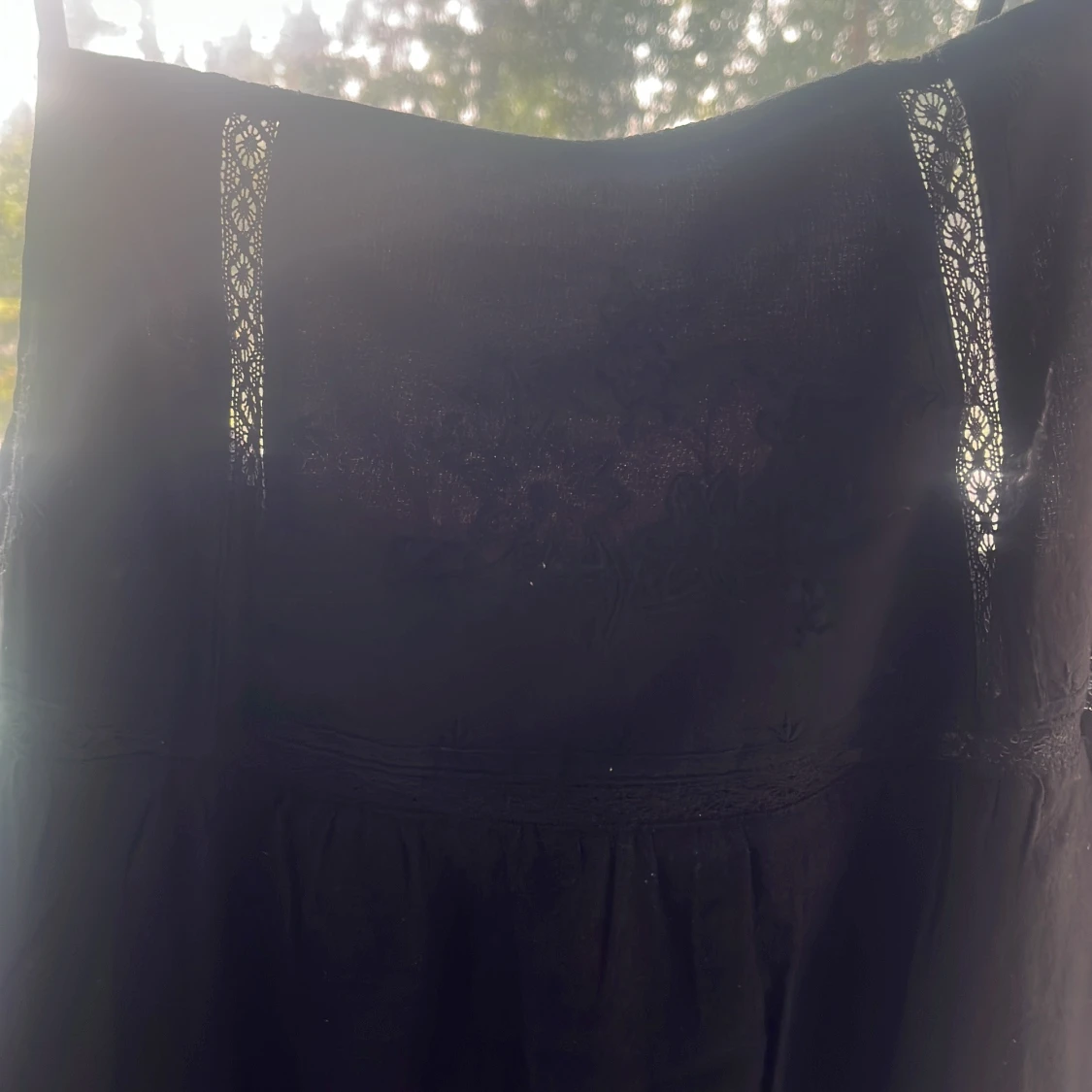 Svart kort klänning med spetsdetaljer - 1