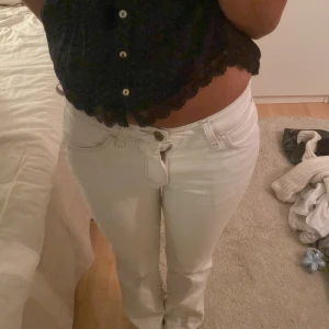 vita wrangler jeans  - skit snygga men tyvärr för korta. de är uppsprättade där nere. strl 26-34 står det. litet hål men inget som syns 