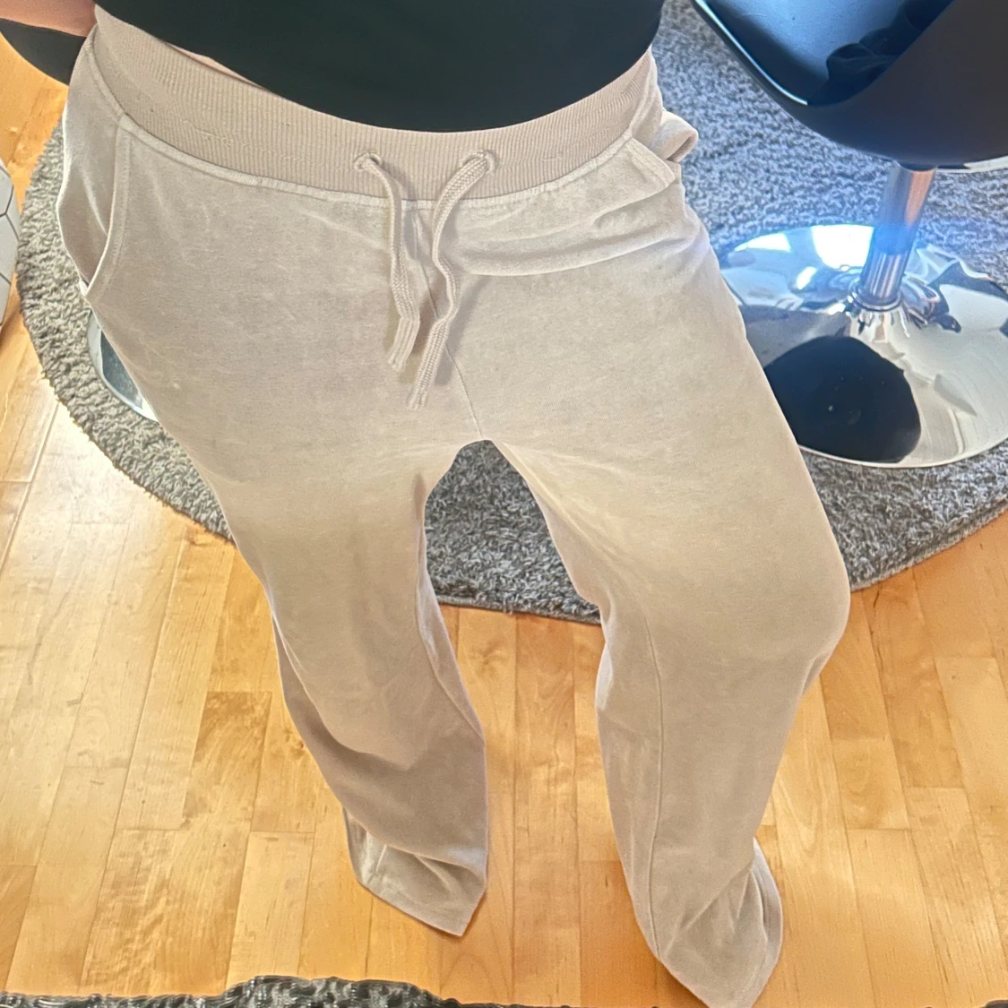 Beiga mjukisbyxor med snörning - 1