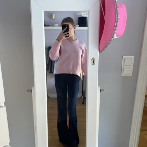 Ljusrosa stickad tröja Gina Tricot - Supermysig ljusrosa stickad tröja från Gina Tricot. Tröjan har rund halsringning, ribbade muddar och är långärmad. Perfekt för lager på lager och chill dagar. Passar dig som gillar en enkel men söt stil. har används 1/2 gånger