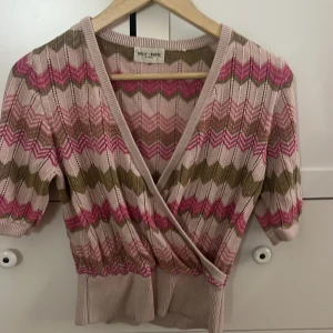 Randig omlottkofta från Holly & White - Säljer en supersöt omlottkofta från Holly & white som jag köpte här på plick för några månader sen, koftan har tyvärr inte kommit till någon användning så jag har bestämt mig för att sälja den.🩷