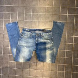 Jack and Jones jeans  - Säljer dessa svin snygga Jack and Jones jeansen i storlek  W31 L34 i modellen slimfit/tim jeansen har en svin snygg tvätt men sköna slitningar, priset är inte fast utan kan diskuteras!