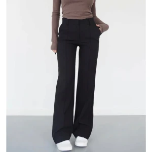 Kostymbyxor  - Jätte snygga kostymbyxor från Venderbys i storlek xs. Väldigt använda så dom har noppror överallt och ett hål i sidan men det går att sy ihop 💓💓 Nypris 665kr. 