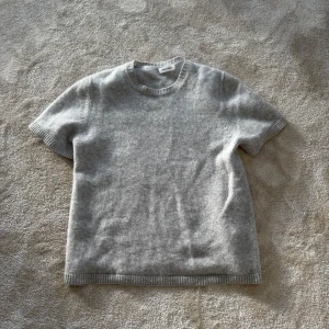  T-Shirt Soft Goat 🩶 - Grå T-Shirt från Soft Goat 🐐Sparsamt använd. Nypris ca 2300kr, kom gärna med prisförslag ❣️
