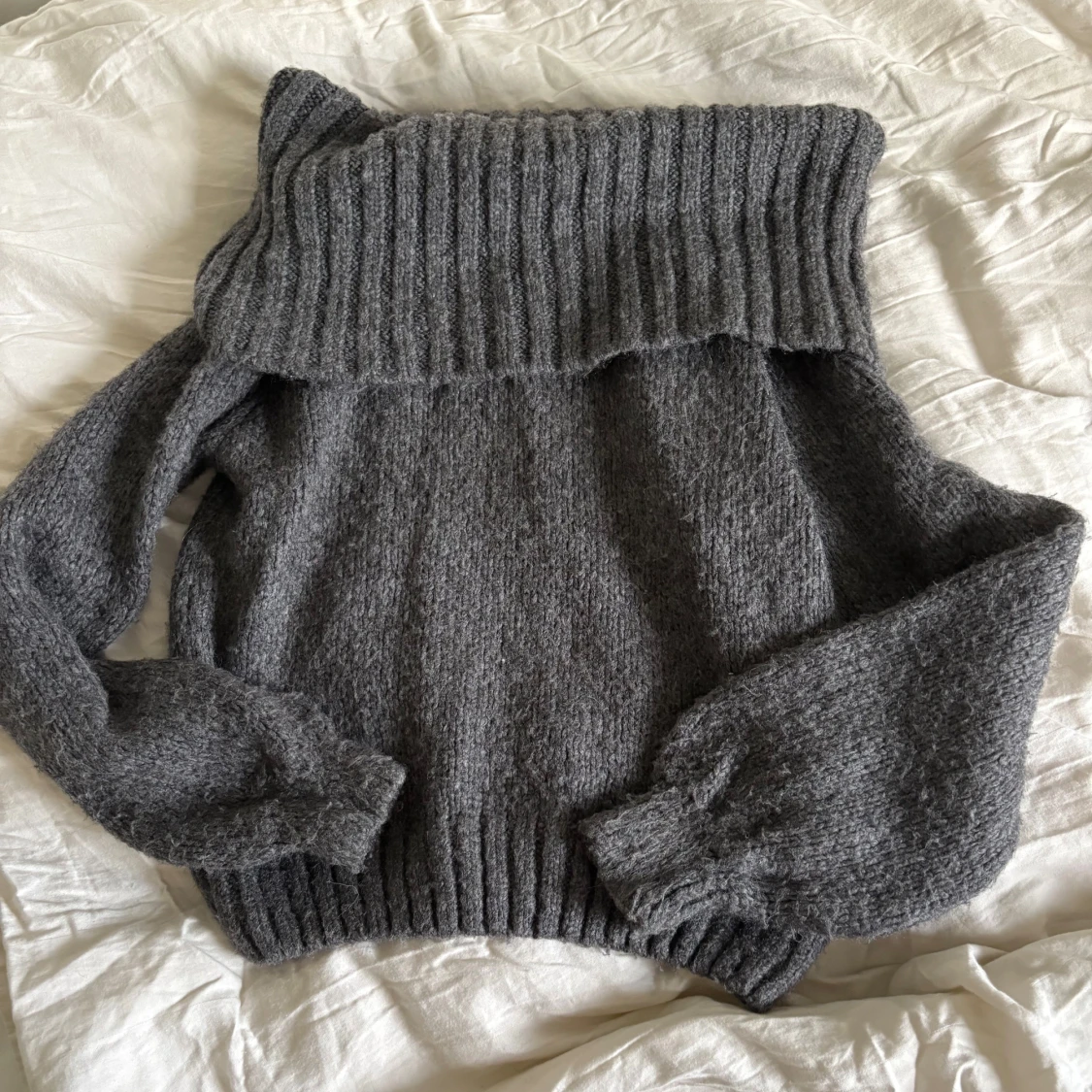 Mörkgrå offshoulder stickad tröja - 3