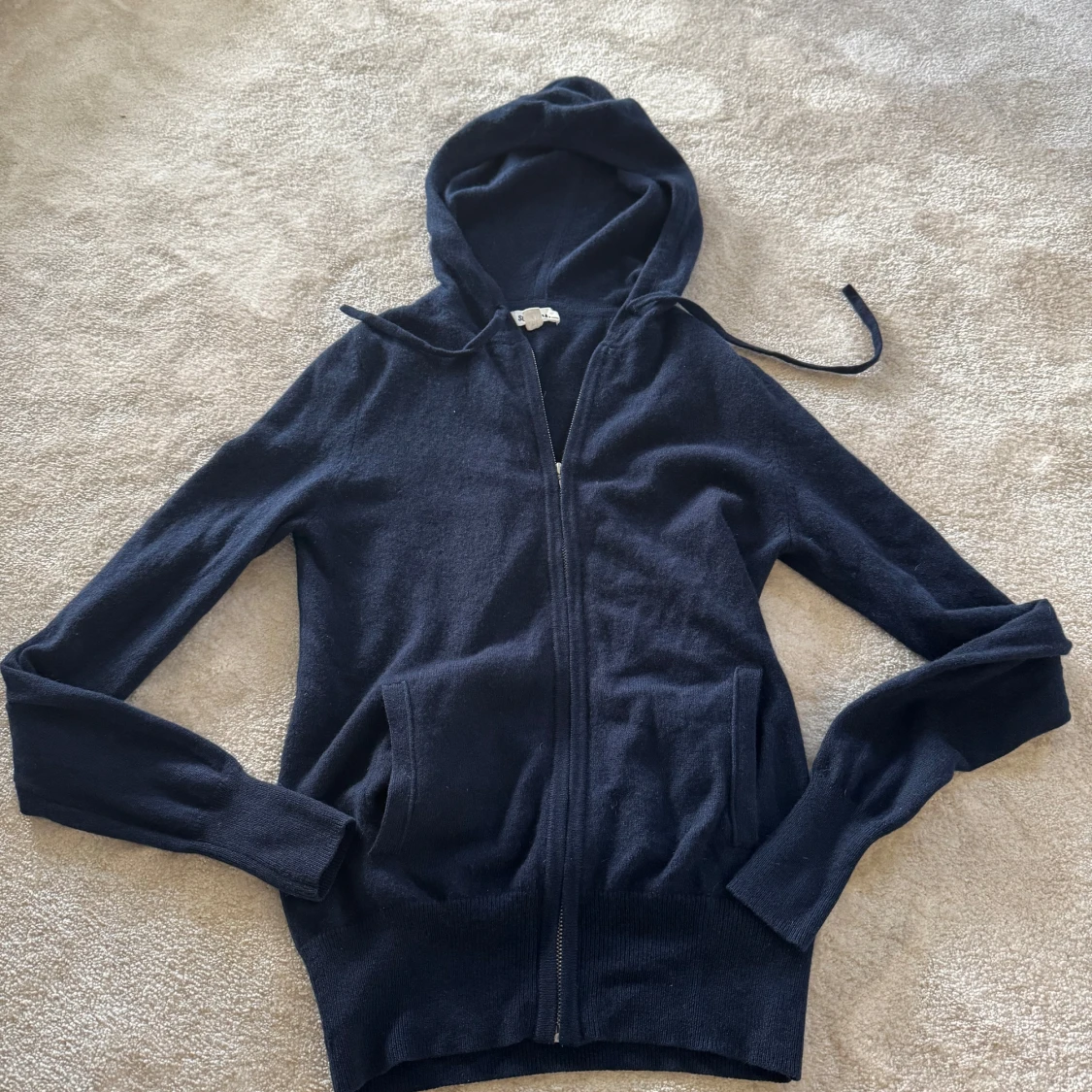 Mörkblå hoodie i kashmir från Soft Goat - 2