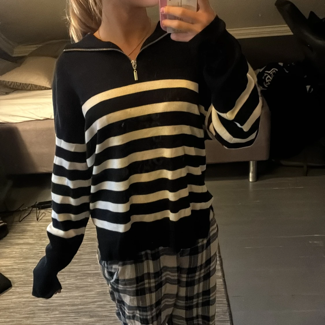 Randig svartvit stickad half zip tröja