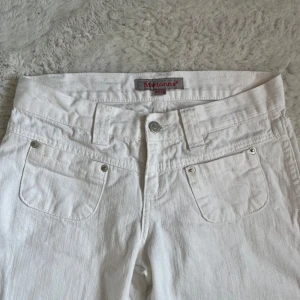 Vita vintage jeans - SÅ snygga jeans som jag köpte här på Vinted men de var tyvärr för små för mig. W27 L34. Midjemått 37cm och innerbenslängd 86. De är lågmidjade och bootcut och har en unik fickdesign! Inga defekter😄