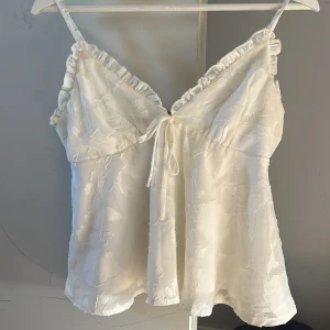 supersöt topp💗 - säljer denna fina topp ifrån gina i jätte bra skick