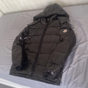 Svart pufferjacka  - Säljer en svart vinter jacka