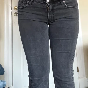 Svarta Weekday Flame jeans, storlek 27 - Säljer ett par svarta jeans från Weekday, modellen Flame.  Jeansen är i stretchig denim som sitter snyggt och bekvämt. 