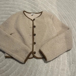 Teddyjacka - Så fint teddyjacka från hm, med fina bruna detaljer och fina knappar💕 säljer då den är för liten för mig, som ny