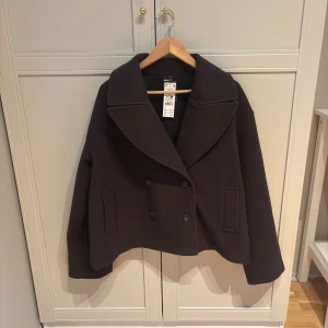 Brun kort kappa från Gina Tricot (Peacoat Felt Jacket)  - Helt ny med prislapp, populär & slutsåld i alla storlekar förutom S på hemsidan 🤎