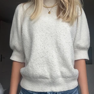 Ljus stickad tröja med puffärm - Superfin ljus stickad tröja med puffiga halvlånga ärmar och ribbade muddar. Passar till det mesta, från Vero Moda❣️. Mjuk och skön, perfekt nu till hösten😍💘använd fåtal gånger!