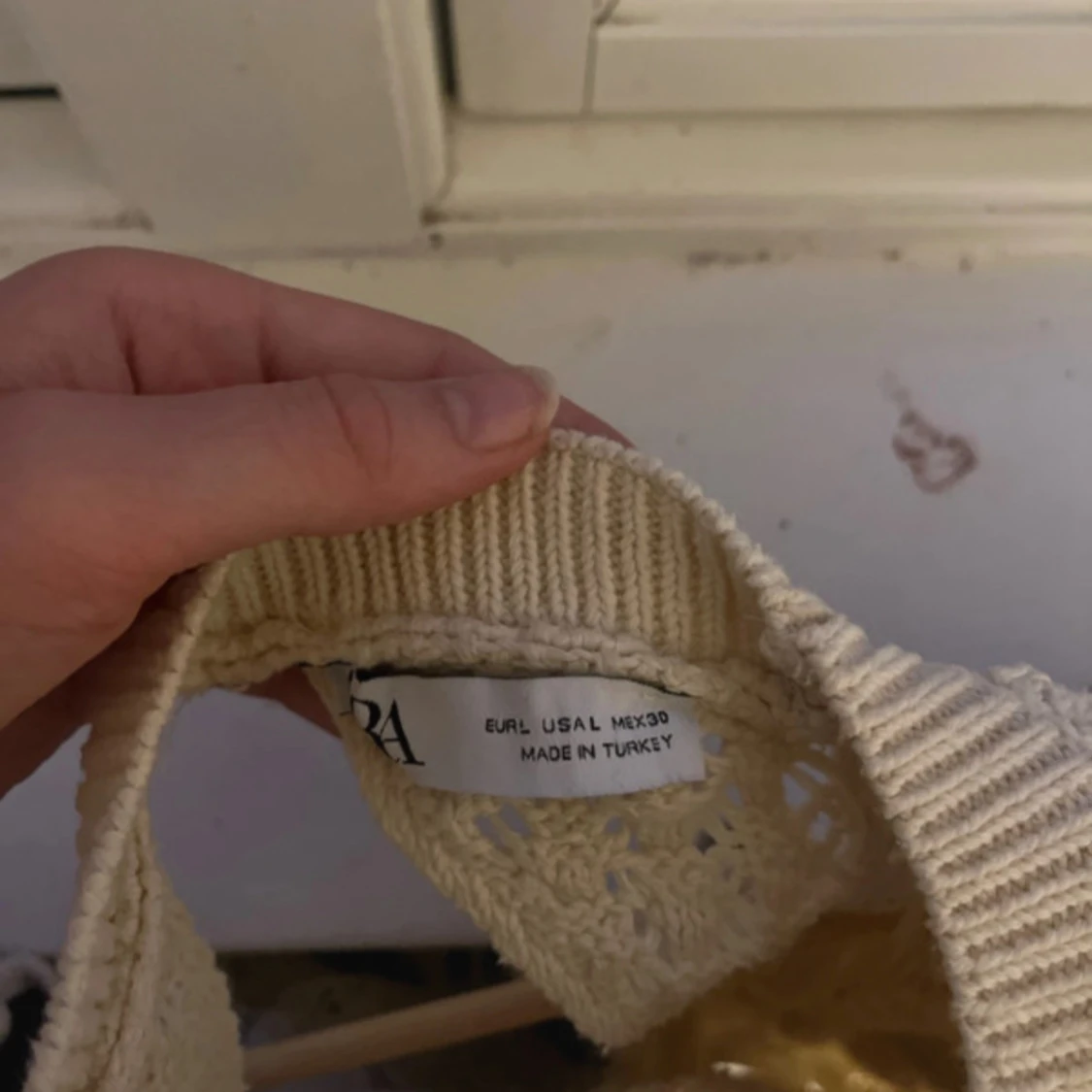 Beige stickad topp med volang från Zara - 2