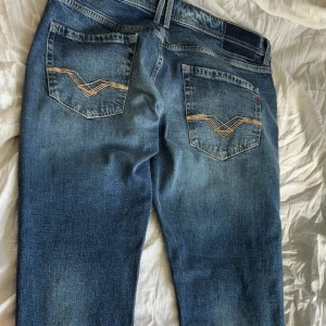 Replay Jeans - Hej, Säljer nu ett par blå Replay jeans då de aldrig kommer till användning utan bara står i garderoben. Använd ett fåtal gånger max 5. Ny pris 1700kr mitt pris är inte hugget i sten och går att diskutera, hör av dig vid minsta lilla fundering. Kvitto medföljer!!!