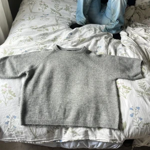 Grå stickad tröja från 157, XS - Mysig grå stickad tröja från 157 i storlek XS. Tröjan har en enkel och clean design med rund halsringning och ribbade muddar. Är i bra skick och är nästan oanvänd.Säljer pga använder inte