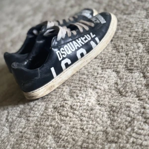 Svarta sneakers från Dsquared2 ICON - Svarta sneakers från Dsquared2 med tydlig vit ICON-logga på sidan 