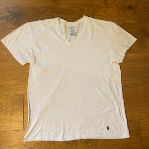 Ralph Lauren T-shirt - Mycket fint skick utan defekter, storlek L - normal i storleken. Kom gärna med prisförslag eller andra frågor!