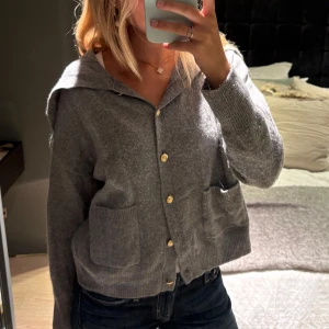 Massimo Dutti Grå kofta med huva och guldknappar - Mysig grå kofta med huva och snygga guldknappar framtill. Väldigt bra skick och från Massimo dutti 💕