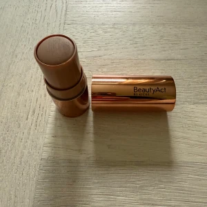 BeautyAct Radiant Cream Colour Stick - Radiant Cream Colour Stick i nyansen Sunkissed från BeautyAct. Endast swatchad en gång med borste, fel nyans för mig. Innehåller 6,5 g