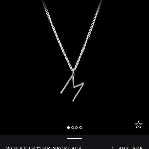 Maria nilsdotter letter necklece  - Snyggt halsband med en kedja i silverfärg och ett hänge i form av bokstaven C från Maria Nilsdotter! Knappt användt av mig . Nypris är 1995, längd 50