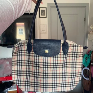 Longchamp väska - Säljer min helt oanvända longchamp väska som inte kommer till användning. Den är ihopfällbar och väldigt praktisk som skolväska💕Skriv gärna vid frågor💕. PRISET GÅR ATT DISKUTERA!!