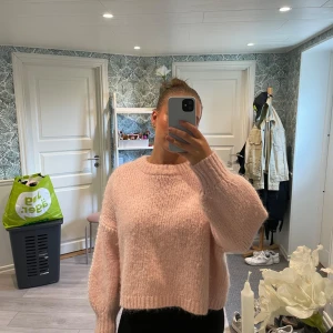 Ljusrosa stickad tröja med ballongärm - Säljer nu denna ursnygga stickade tröja från Vero Moda! Den är i en ljus rosa färg med vita detaljer på armar och axlar. Den är tjock i materialet och varm, perfekt nu till höst och vintern! Den är sällan använd och ser ut att va ny! Nypris ca 600kr, mitt pris 200 