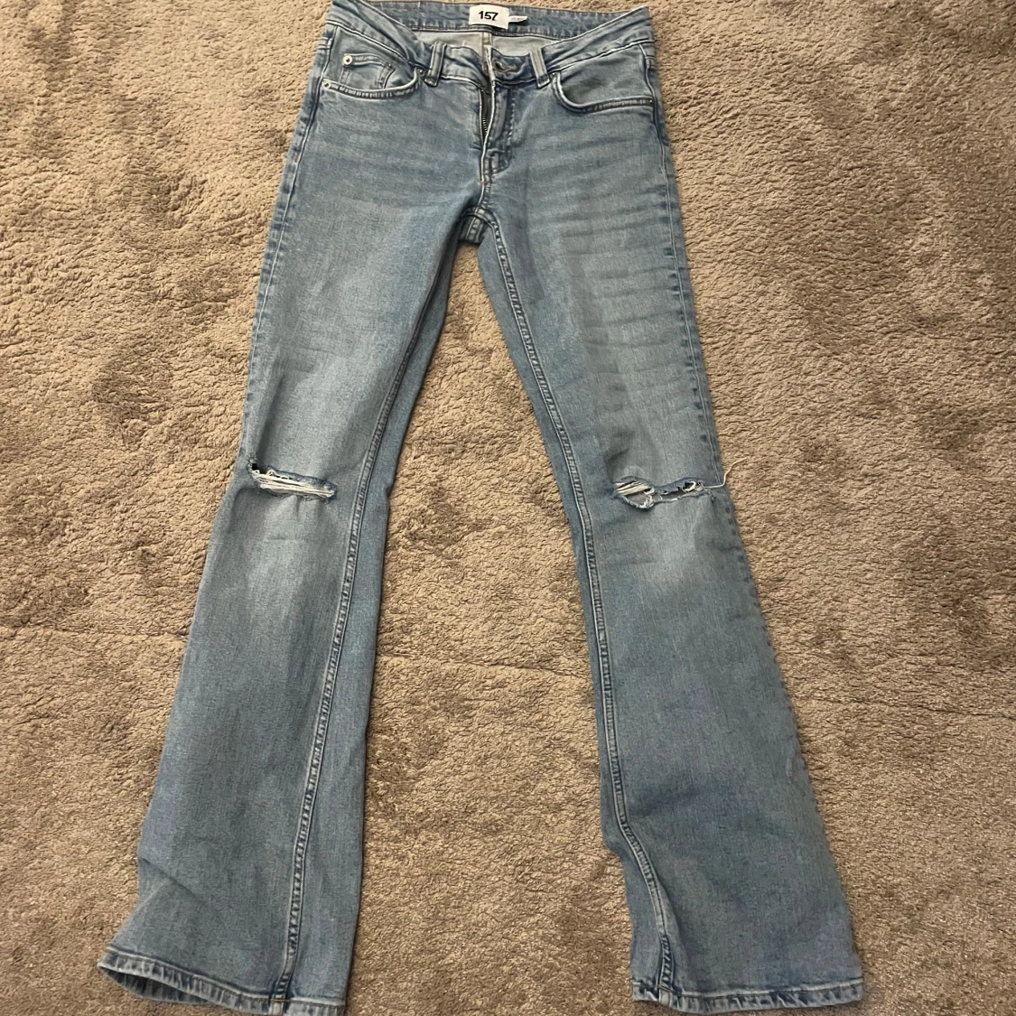 Bootcut ljusblå jeans med slitningar - 2