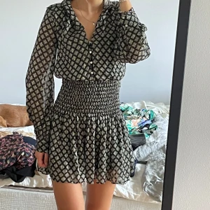 Festklänning från Zara - Supersöt festklänninh från Zara. Klänningen har långa ärmar, knappar framtill och smockad midja som ger en snygg figur! Riktigt snygg för höst/ vinter men även sommarkvällar🖤