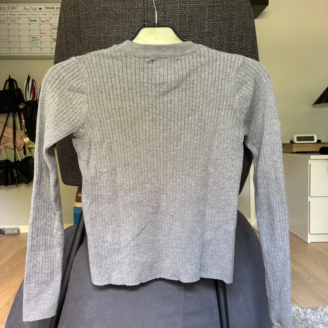 Grå ribbstickad  tröja  - 1