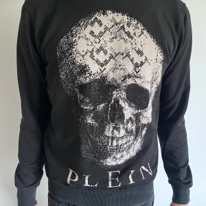 Philip plein sweatshirt  - En sweatshirt från Philip plein, väl använd men bra skick! Äkta, inköpt för 9000kr, säljer den för 3500kr☺️