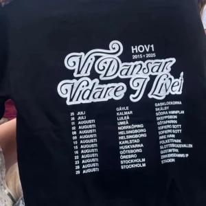 Svart Hov1 t-shirt med turnétryck - KOM MED PRISFÖRSLAG!! 