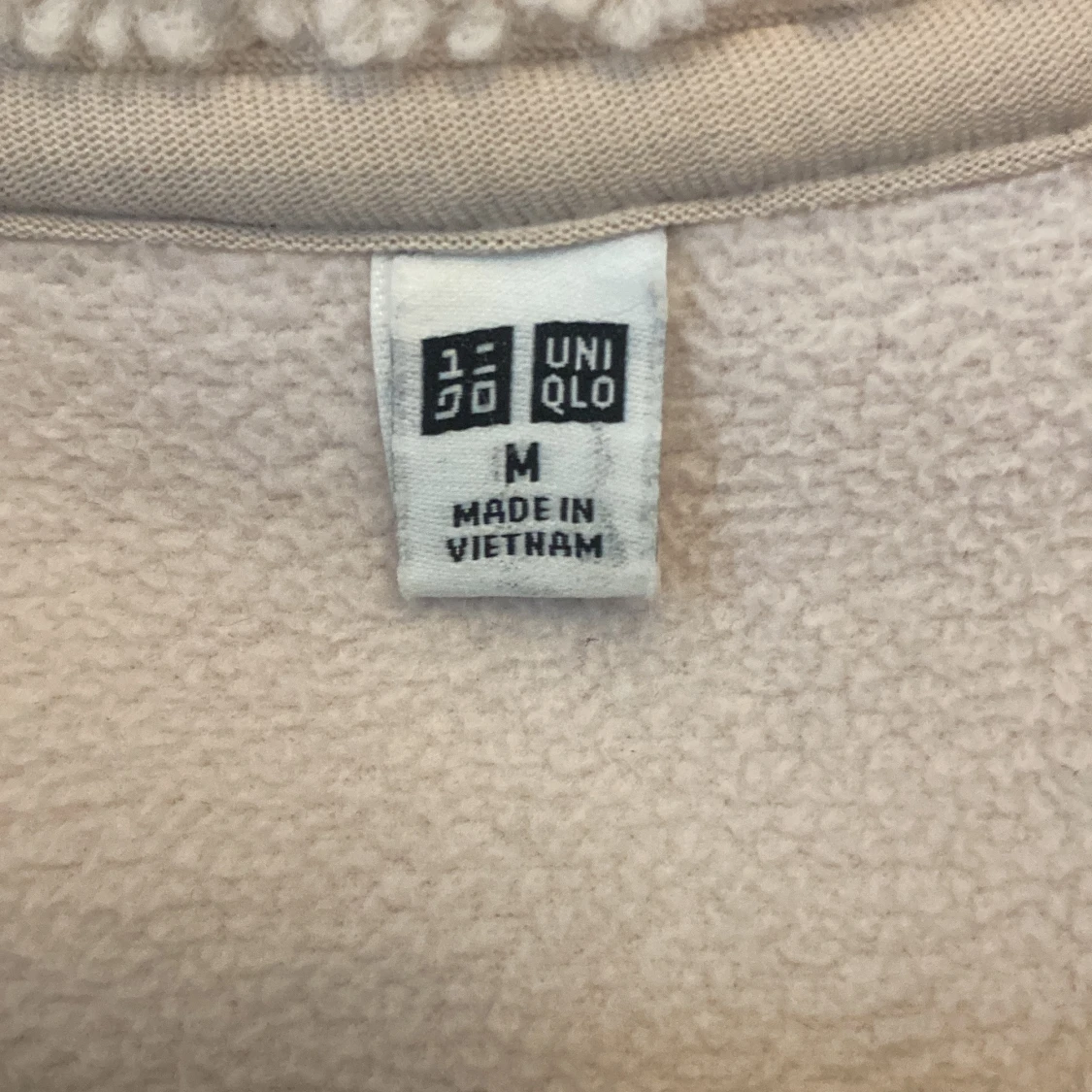 Vit/beige teddyjacka från Uniqlo i storlek M - 2
