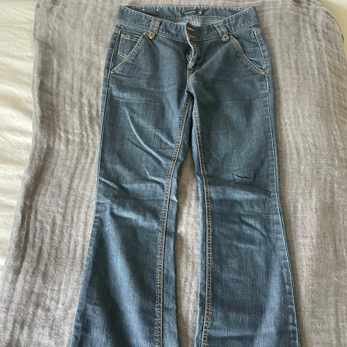 Blå lågmidjade bootcut jeans