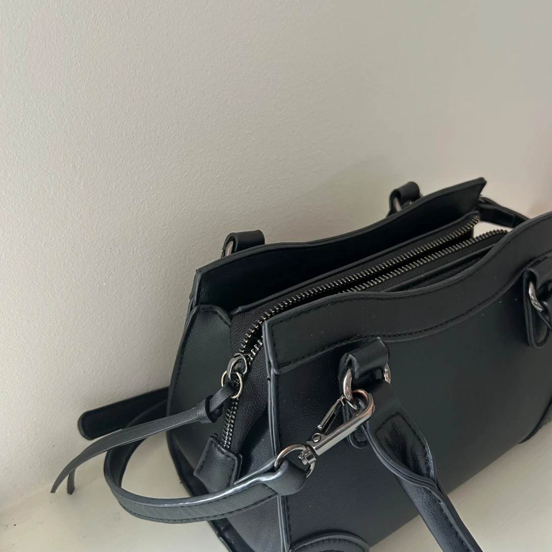 Svart väska från Gina Tricot  - 3