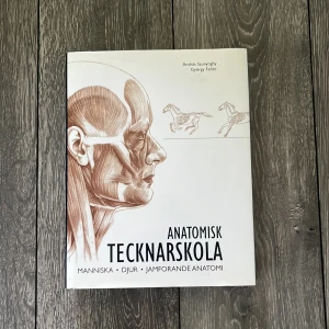 Anatomisk Tecknarskola: Människa • Djur • Jämförande Anatomi - Perfekt för unga kreatörer! Upptäck hur du tecknar människans och djurens anatomi med detaljerade illustrationer och jämförande anatomi. Lär dig grunderna för att skapa realistiska figurer och ta din konst till nästa nivå.