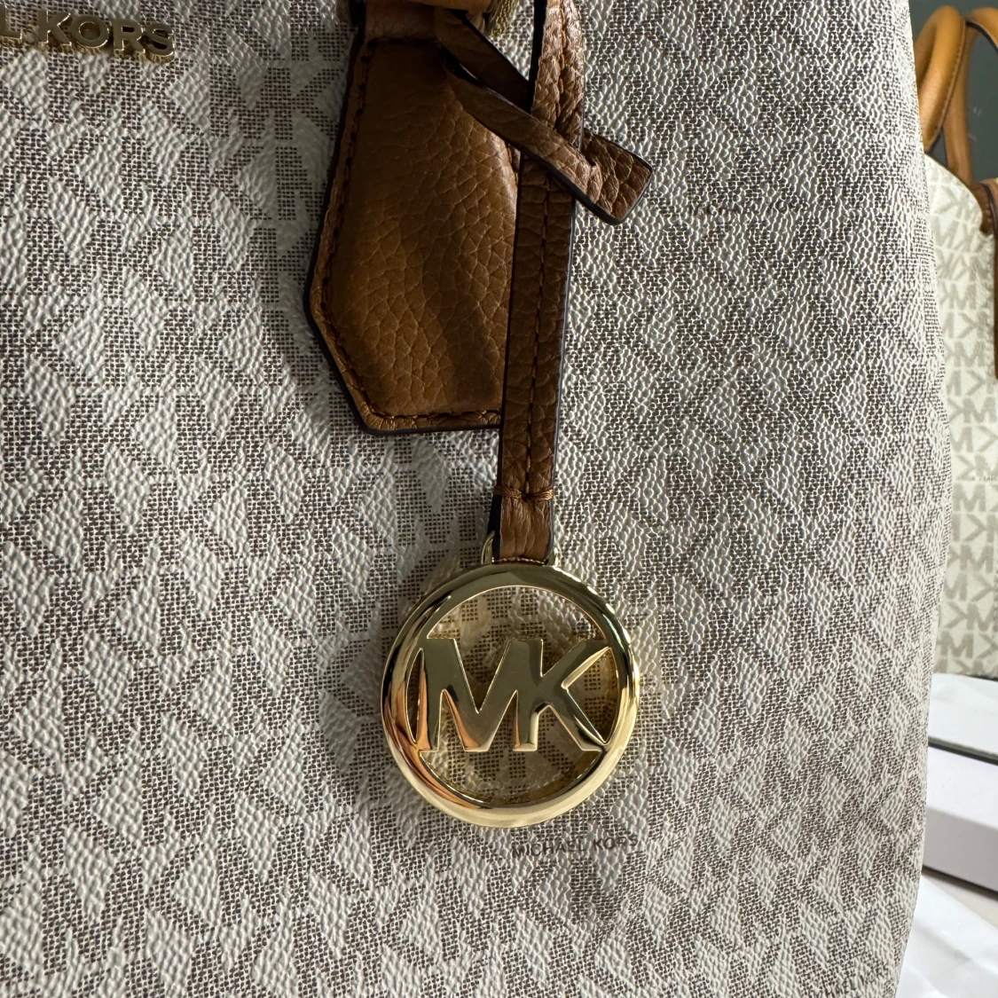 Beige handväska från Michael Kors - 2