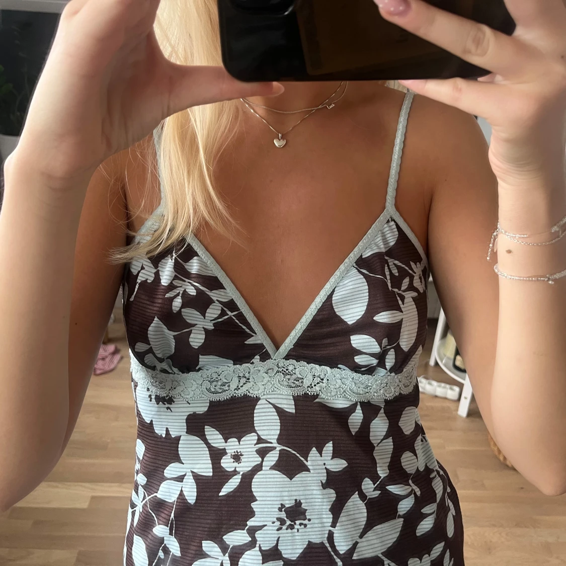 Blommig brun och ljusblå linnetopp