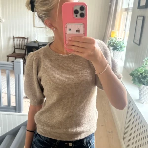 Beige kortärmad stickad tröja  - Superfin beige stickad tröja från Vero Moda med puffärmar och rund hals. Använd ett par gånger men fortsatt bra skick 🥰