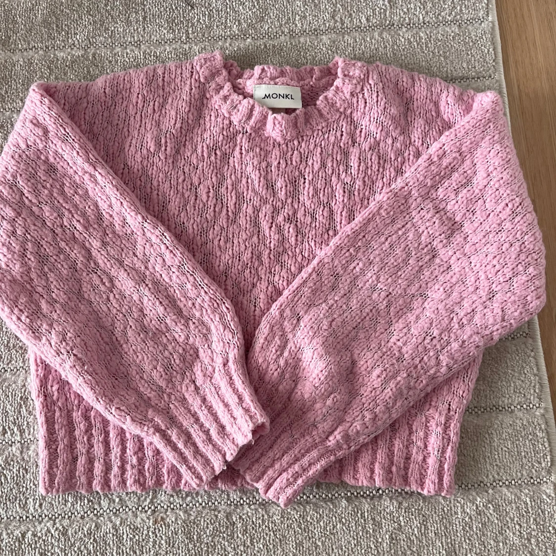 Rosa stickad tröja från Monki