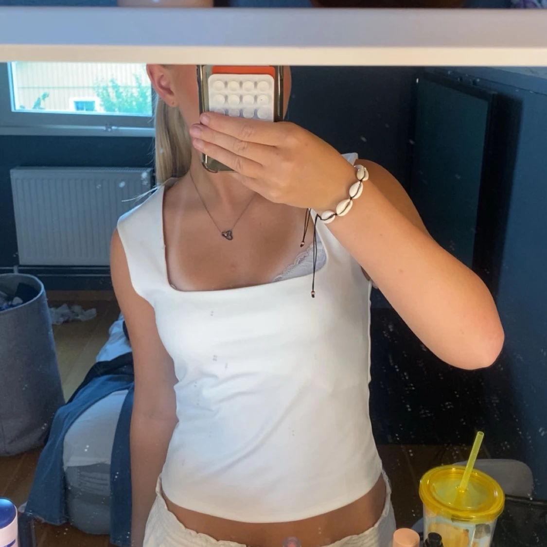 Vit ärmlös linnetopp med fyrkantig ringning