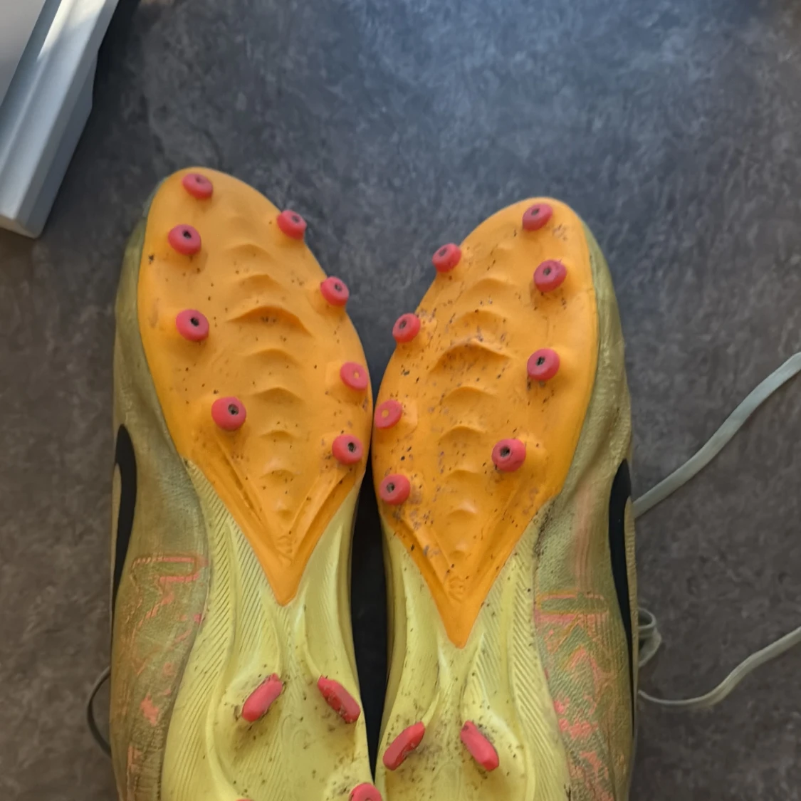 Gula Nike fotbollsskor med svarta detaljer smutsiga men är väldigt sköna skor modell är PRO och är i storlek 42,5  - 2